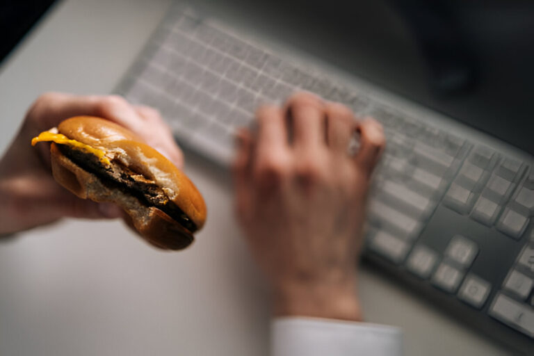 Quando o corpo carrega o peso da mente: o impacto do estresse na compulsão alimentar