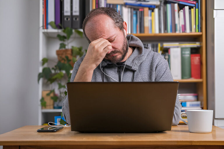 Terapia online para quem vive sobrecarregado: é possível se cuidar mesmo sem tempo?
